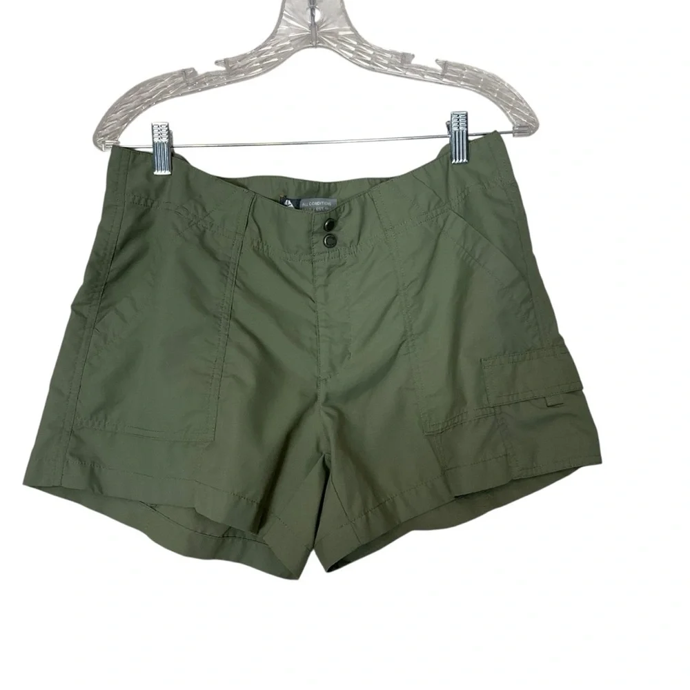 NIKE ACG sz 10 Women’s Cargo Shorts Pockets Belt Loops Hiking Adventuring Green